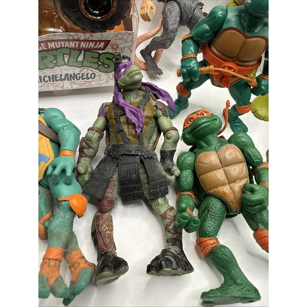LOT 19 TEENAGE‎ MUTANT NINJA TURTLES ACTION FIGURES